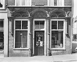 De hardstenen onderpui van het huis anno 1967, toen er een slagerij was gevestigd (foto: Gerard Dukker, RCE)