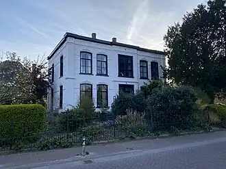 Opname van de gepleisterde voorgevel (2022).