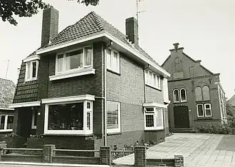 De synagoge met op de voorgrond de onderwijzerswoning