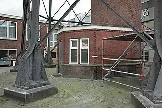 Onderzijde watertoren met het pomphuis.