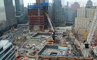 Ground zero in juli 2010: in het midden zijn de twee waterbakken van het monument te zien