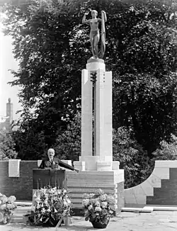 Tijdens de onthulling (1938)