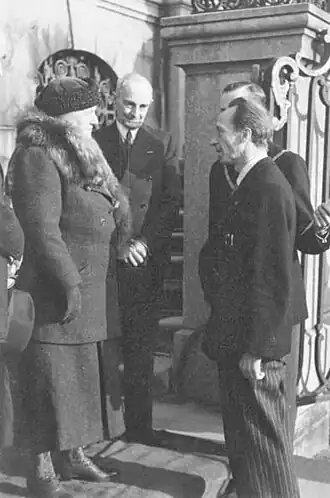 Ontmoeting tussen koningin Wilhelmina en Fons Tuinstra in maart 1945. Naast Wilhelmina staat gouverneur Willem van Sonsbeeck en achter Tuinstra burgemeester Michiels van Kessenich.