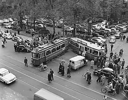 Ex Utrechtse wagen 303 en bijwagen 946 ontspoort op Beursplein 1956