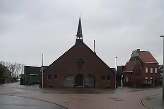 De kerk van Wijnhuize, links ziet men nog het gemeenschapszaaltje