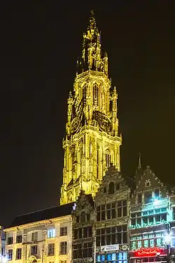 Onze-Lieve-Vrouwekathedraal vanaf de Grote Markt