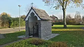 Onze-Lieve-Vrouw-van-Zeven-Smartenkapel in Broekhuizenvorst met ingang in de vorm van den driebladboog