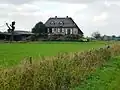 Oude boerderij op een terp in de Ooijpolder