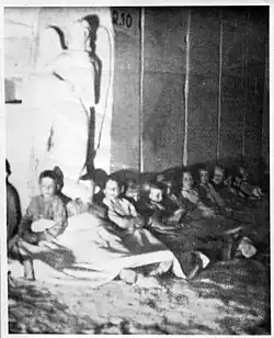 De jongens in hun schuilplaats.