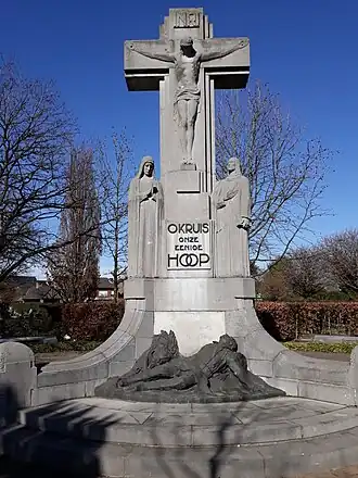 Het oorlogsmonument op de begraafplaats van Burcht