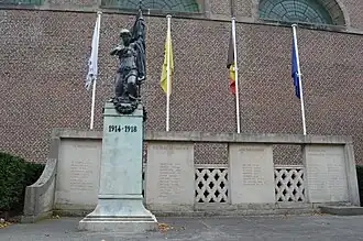 Het monument in 2021 met vanvoor een bronzen beeld die de slachtoffers van de Eerste Wereldoorlog herdenkt en vanachter vier gedenkplaten die de slachtoffers van de Tweede Wereldoorlog herdenken.