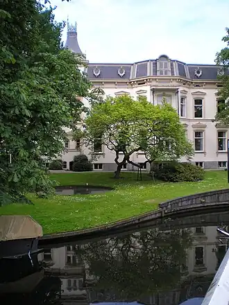 Huis Oorsprong in het Oorsprongpark aan de Biltstraat met de Biltsche Grift (1823)