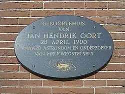 Plaquette op het geboortehuis van Oort, toen Zilverstraat 16, Franeker2009.