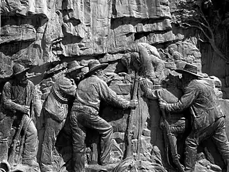 Paul Kruger stelt het lichaam van Piet Potgieter veilig. Oostelijke paneel van het standbeeld van Paul Kruger te Pretoria