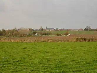Oostkappel met kerkje, gezien vanaf Roesbrugge