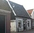 Huis onder dwars zadeldak
