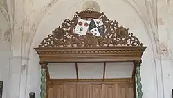 Kroonlijst en opzetstuk van de oostelijke herenbank