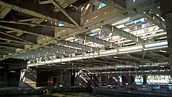 De onderkant van de stalen bruggen.