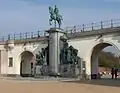 Bogenbrug De Drie Gapers en ruiterstandbeeld van Koning Leopold II