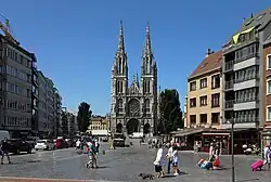 Het Sint-Petrus-en-Paulusplein vóór de kerk