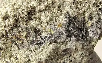 Oosterboschiet, Trogtaliet, Cuprosklodowsiet en kwarts gevonden op de typelocatie van Oosterboschiet, in de Musonoimijn in Kolwezi, Katanga, Congo-Kinshasa.