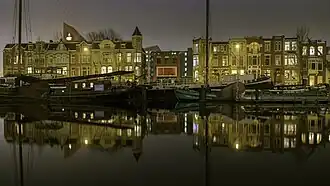 Huizen langs de zuidoostzijde met rechts een aantal van de Jugendstilpanden