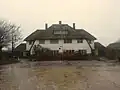 Vrijstaande dubbele villa, gebouwd in het kader van de Zuiderzeewerken ten behoeve van de huisvesting van hoger personeel