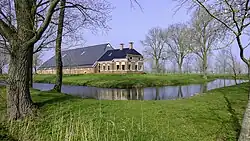 De omgrachte boerderij Batenburg ten zuidoosten van het dorp
