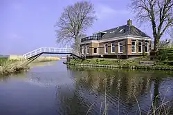 Restaurant Veldzicht op de hoek van de Oosterwijtwerdermaar. Op de achtergrond (onder het hoogholtje door gezien) stroomt de Leermenstermaar en links de Eenumermaar samen met deze maar. Het hoogholtje hangt samen met het verdwenen voetpad dat vroeger langs de Leermenstermaar naar Leermens liep.