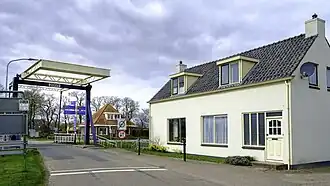 De brug met het voormalige café rechts. Op de achtergrond de brugwachterswoning, die het beginpunt vormt van Westerzand.