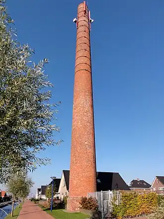 De schoorsteen van de afgebroken zuivelfabriek in Oosterzee