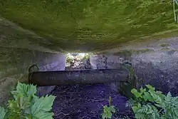 Tunnel onder de weg, waarlangs begin 20e eeuw de wierdegrond van Oostum werd afgevoerd