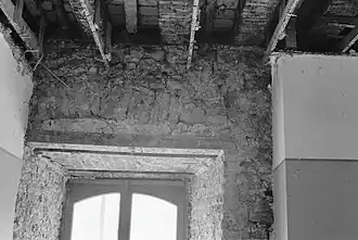 18e-eeuwse rollaag in kepervorm, waar later een vlakke bovendorpel onder is gezet. Kasteel Erenstein, Kerkrade.