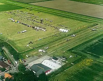 Vliegveld gezien vanuit de lucht, 2005, toendertijd voorzien van een grasbaan