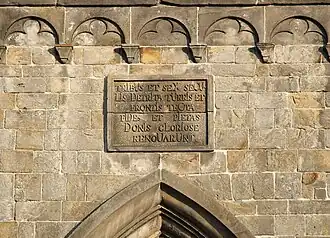 Tijdvers (1844) aangebracht bij het herstel van de westgevel na de sloop van de oude toren