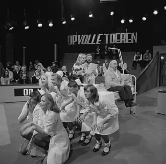 Jo De Meyere (met baard) en Piet Bambergen op de set van Op volle toeren in 1980