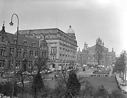 Het Kleine-Gartmanplantsoen gezien van zuidoost naar noordwest met links De Balie en het Hirschgebouw; 1959.