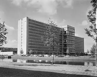 Het GAK-gebouw gezien vanaf de Erasmusgracht; 4 augustus 1964.