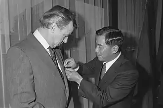 Aad Kamsteeg is door de autoriteiten in Taiwan de 'Medaille voor Internationale Publiciteit 1988' toegekend