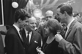 Wim Wama (2e van links) op de nieuwjaarsreceptie van Phonogram 02-01-1963