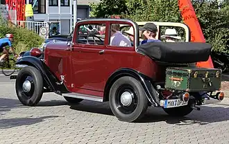 Achteraanzicht van de cabriolet-sedan met bagagekoffer