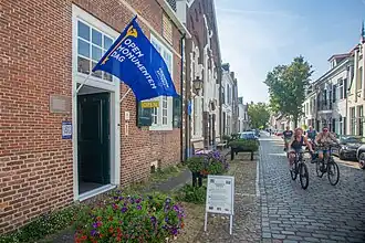 Open Monumentendag 2023 in Naarden, met de wapperende vlag in nieuwe huisstijl