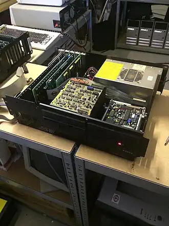 Geopende IBM XT, gezien vanaf de voorzijde