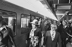 Prinses Beatrix en burgemeester Polak bij opening station in 1977