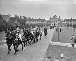 Opening Staten-Generaal; rijtoer vanaf Huis ten Bosch, 16 september 1956 (Nationaal Archief)