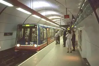 De DLR langs het perron op de openingsdag