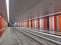 De reizigerstunnel met op de achtergrond de westelijke toegang.