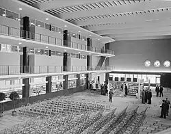 De hal van het nieuwe station Eindhoven voor de officiële opening; 10 augustus 1956.