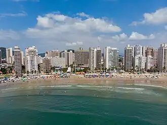 Het strand Praia das Astúrias in de badplaats Guarujá