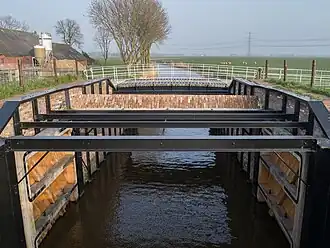 De gerestaureerde Wetsingerzijl gezien in de richting van de Wetsingermaar